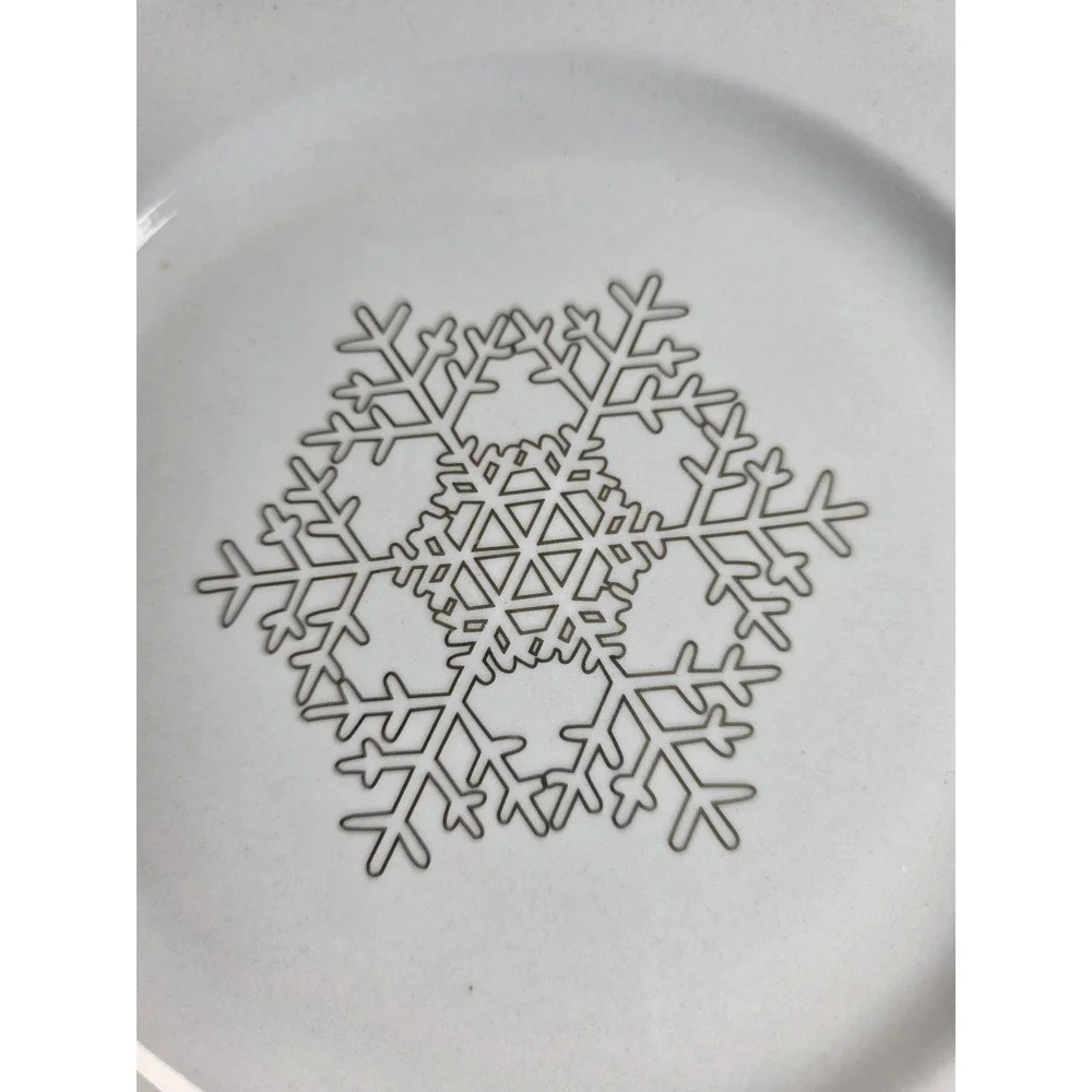 International Silver Co Set of 4 Snowflake Accent Plates Gold Rim Fine China 9in